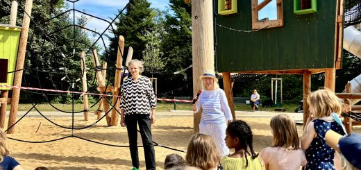 Diana Siebert weiht Spielplatz im Johannes-Giesberts-Park ein.